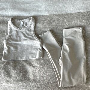 Alo white set in size XXS. Worn once, excellent condition.